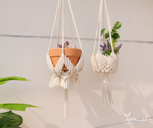 Macrame plant hanger, handwoven Macrame plant pot holder, bohemian plant wall hanging