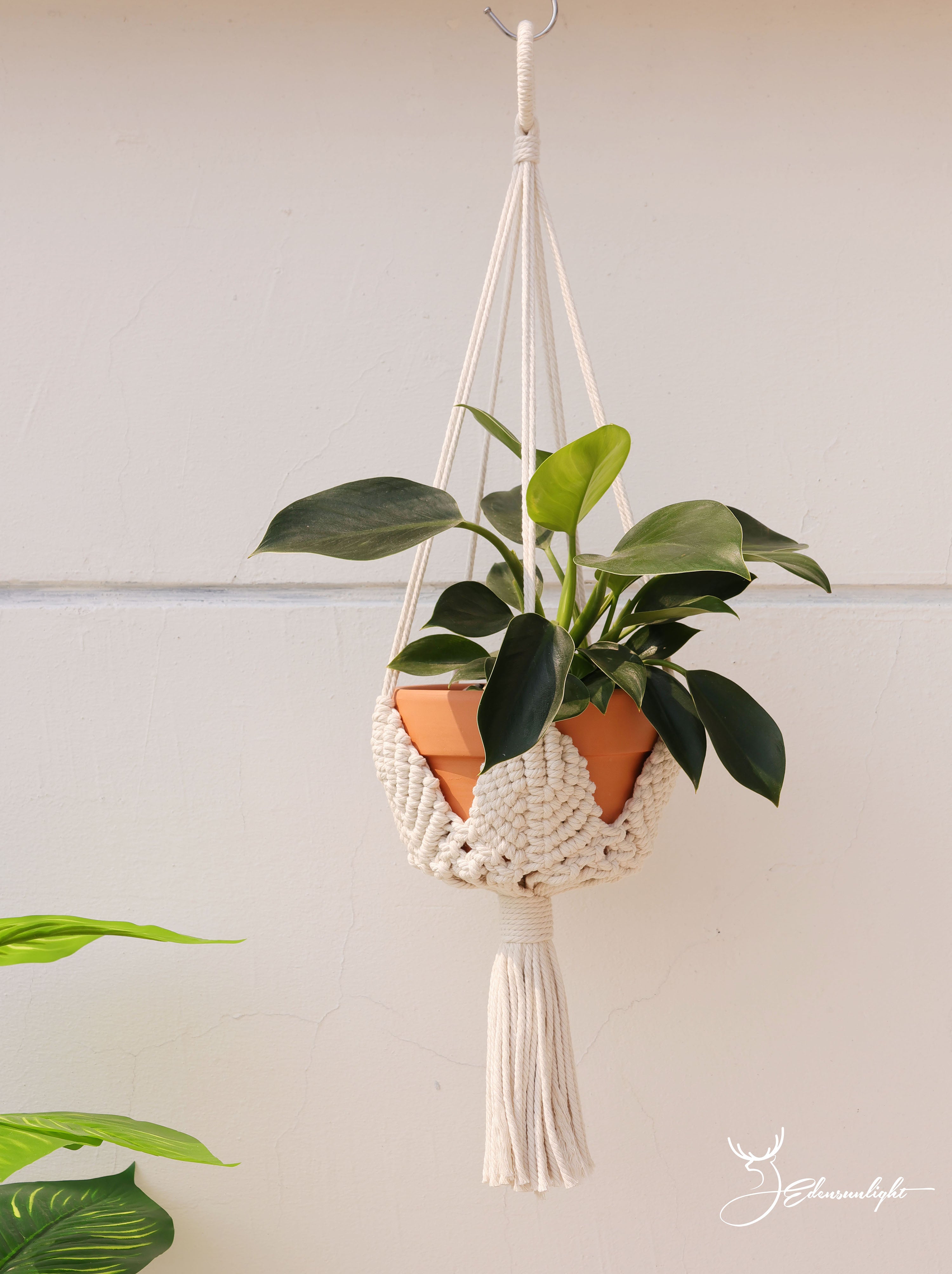 Macrame plant hanger, handwoven Macrame plant pot holder, bohemian plant wall hanging